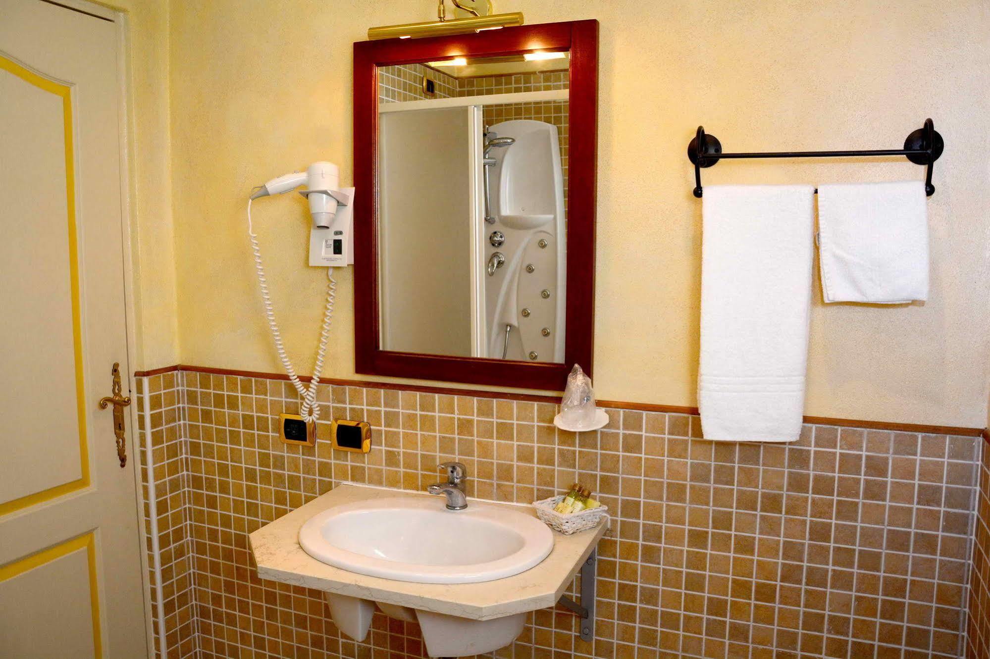 Albergo Dimora Storica Antica Hostelleria Крема Экстерьер фото